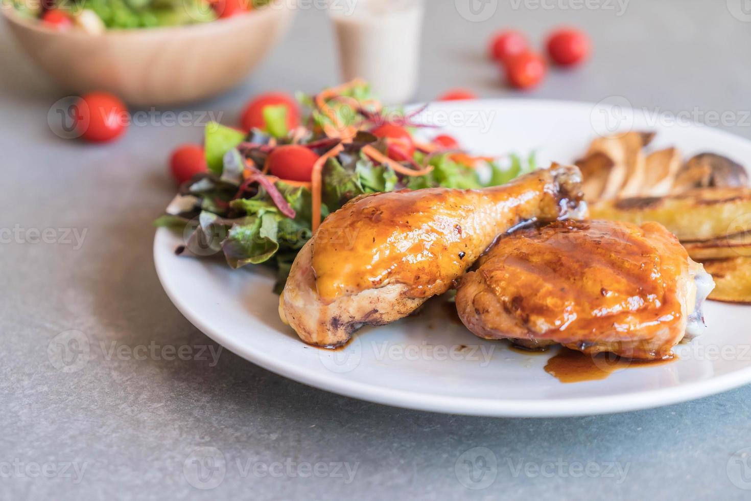 gegrilltes Hähnchensteak mit Teriyaki-Sauce auf dem Esstisch foto