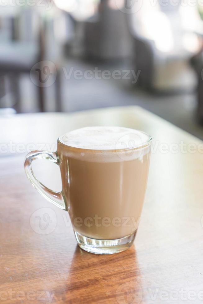 heiße Latte Kaffeetasse im Café foto
