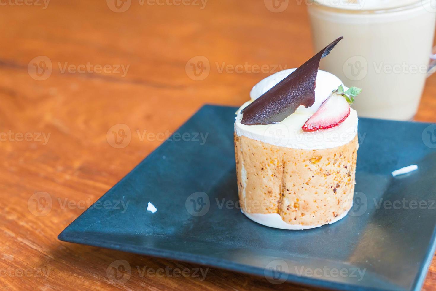 Mango- und Passionsfrucht-Mousse-Kuchen im Café foto