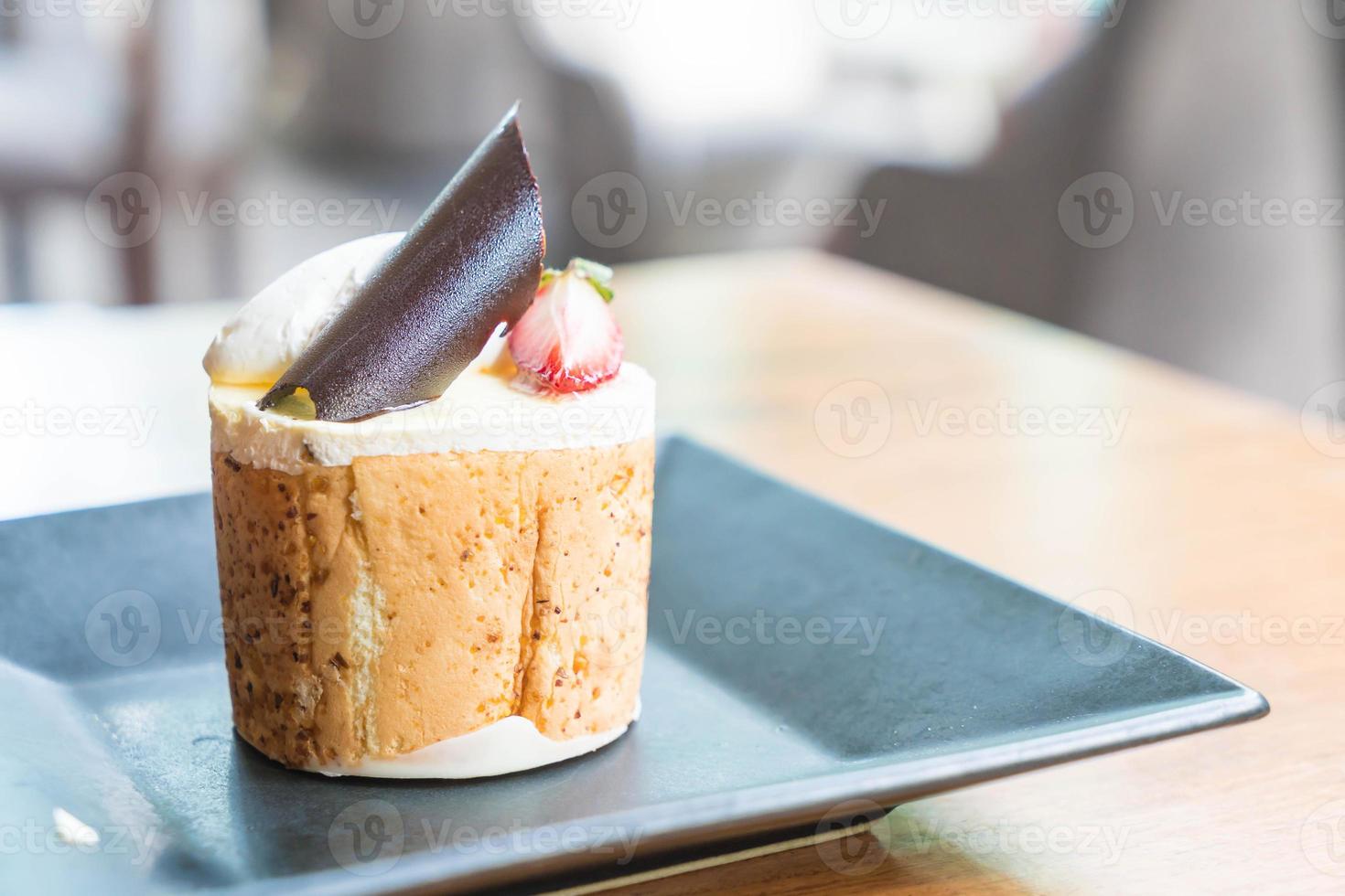 Mango- und Passionsfrucht-Mousse-Kuchen im Café foto