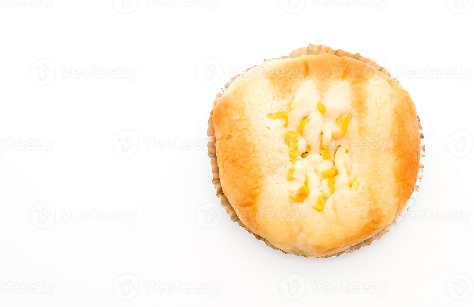 Brot mit Mais und Mayonnaise auf weißem Hintergrund foto