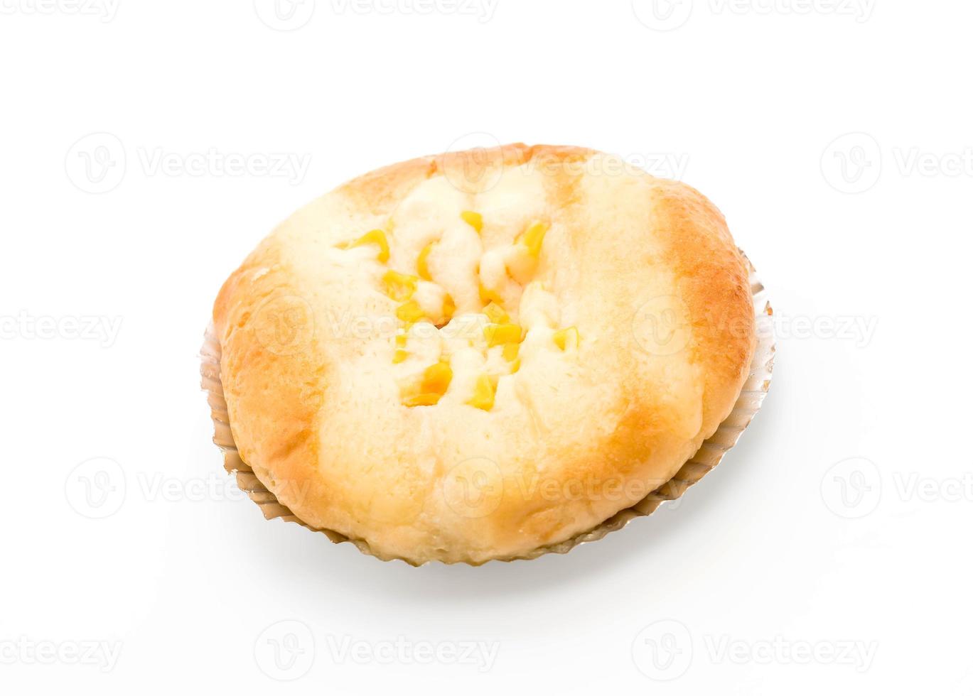 Brot mit Mais und Mayonnaise auf weißem Hintergrund foto