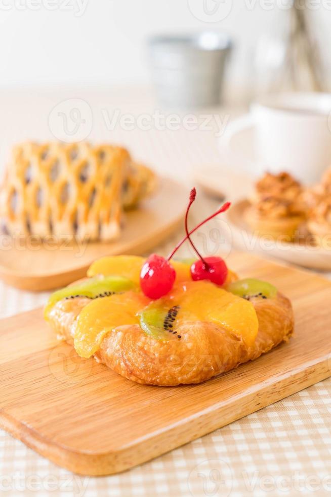 dänisches gemischtes Obst mit Marmelade auf dem Tisch foto