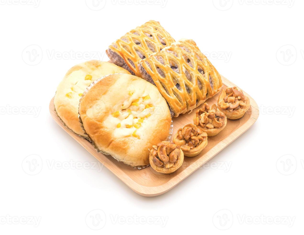 Toffee-Kuchen, Brot mit Mais-Mayonnaise und Taro-Kuchen auf weißem Hintergrund foto