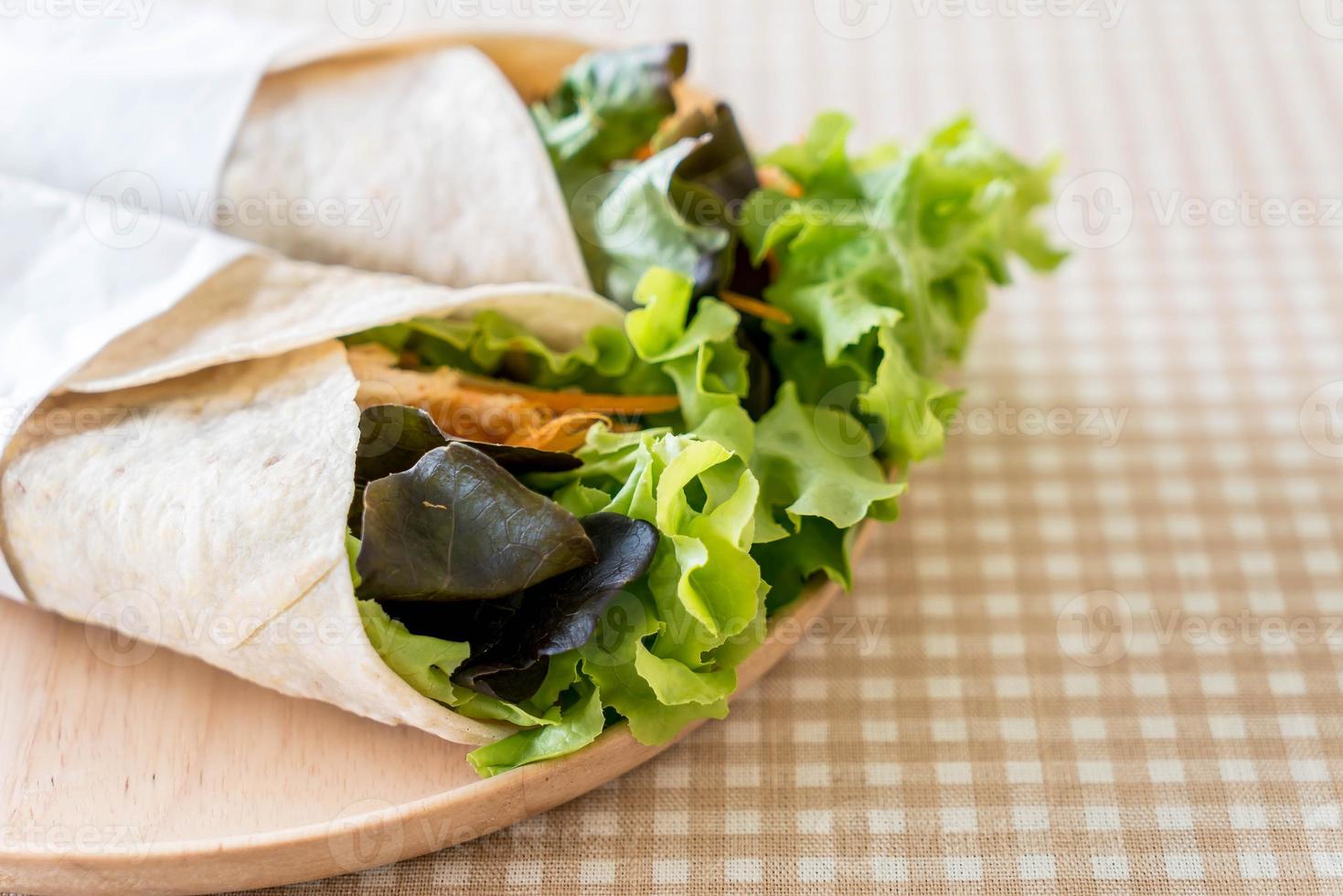 Salatbrötchen auf den Tisch wickeln foto