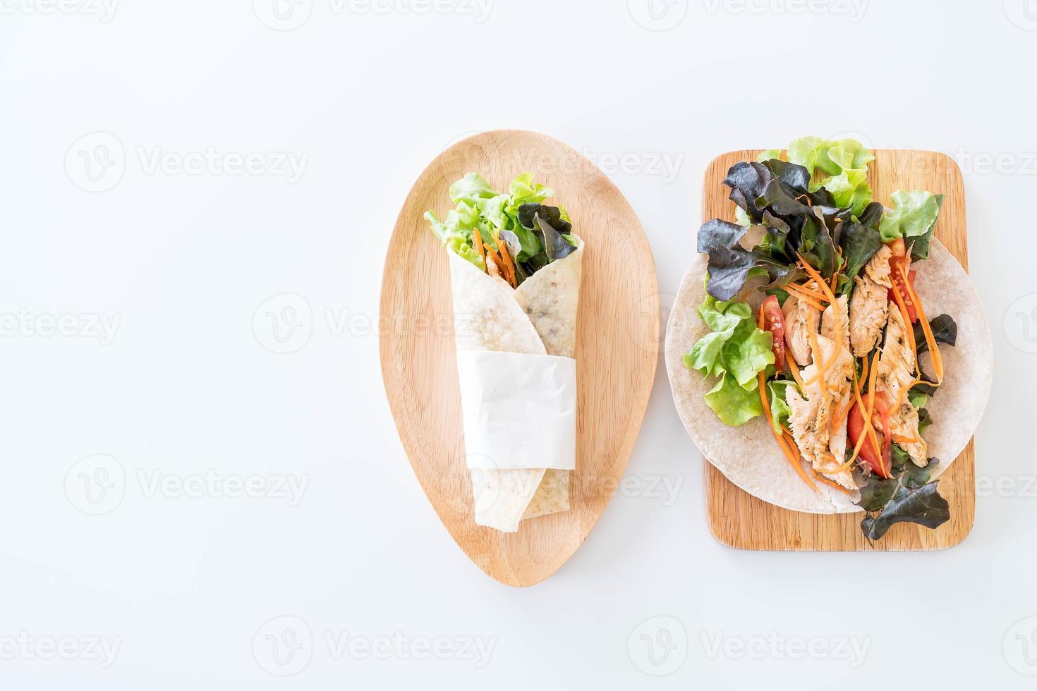 Salatbrötchen auf den Tisch wickeln foto