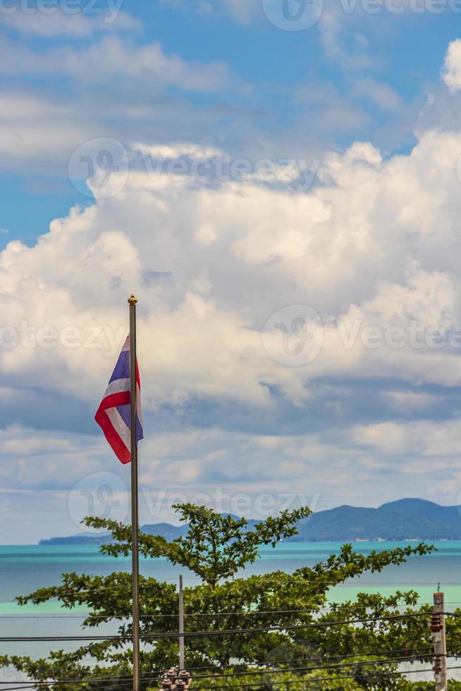 Koh Samui Inselstrand und Landschaftspanorama mit thailändischer Flagge. foto