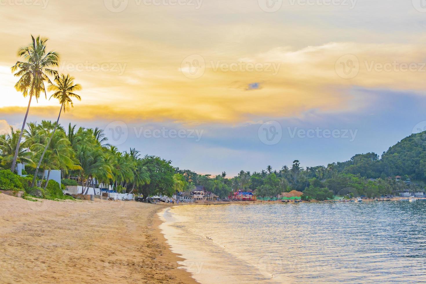 erstaunlicher koh samui inselstrand und landschaftssonnenuntergangpanorama thailand. foto