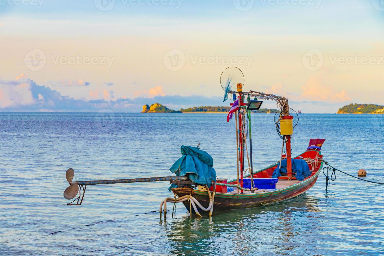 Longtail-Boote von Fischern am Strand Koh Samui Thailand. foto