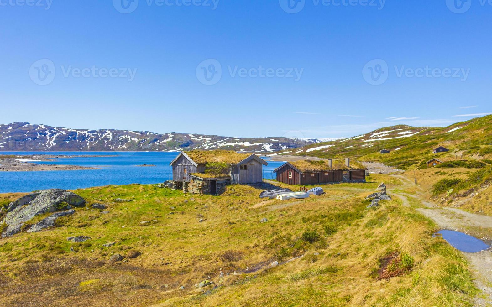 vavatn see panorama landschaft hütten schneebedeckte berge hemsedal norwegen. foto