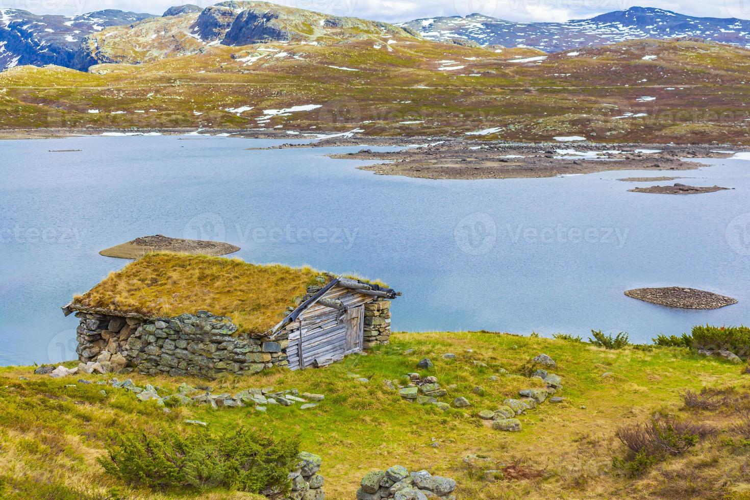 vavatn see panorama landschaft hütten schneebedeckte berge hemsedal norwegen. foto