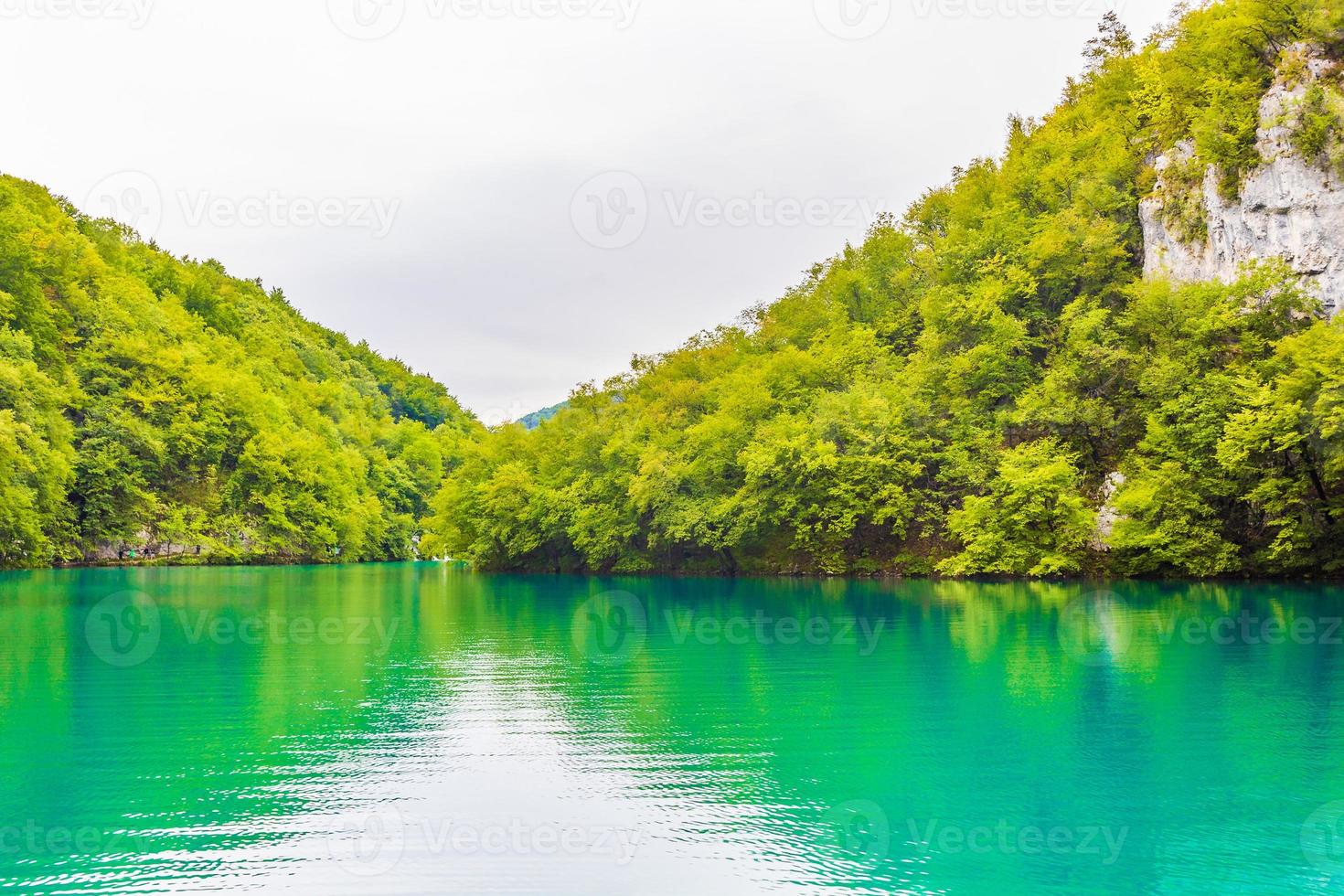 Nationalpark Plitvicer Seen Landschaft türkisfarbenes Wasser in Kroatien. foto
