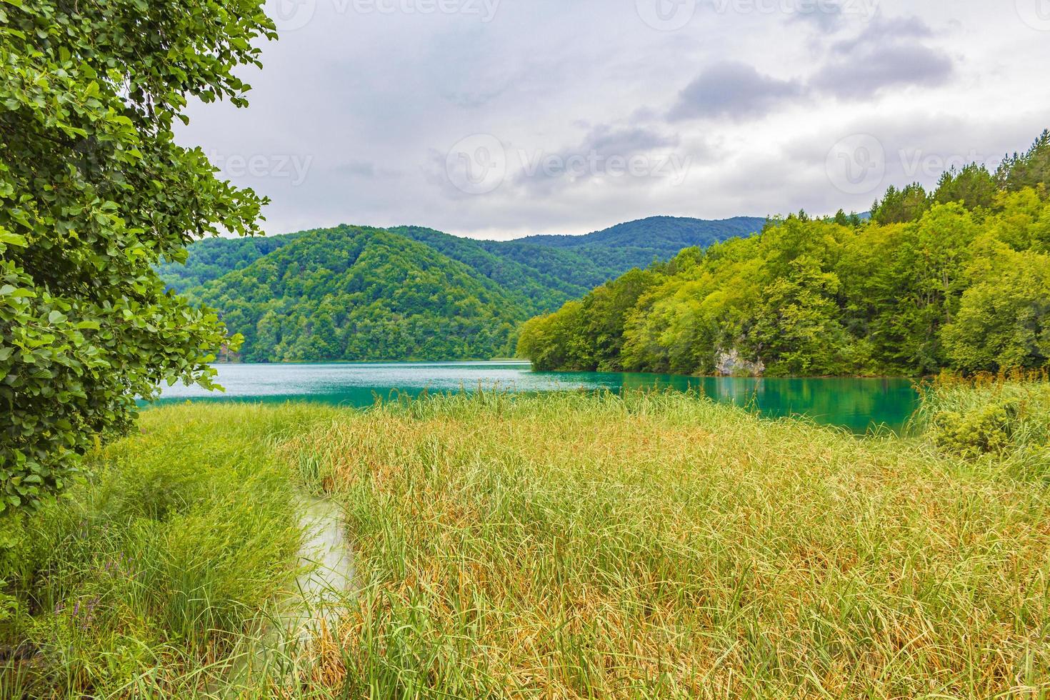 Nationalpark Plitvicer Seen Landschaft türkisfarbenes Wasser in Kroatien. foto