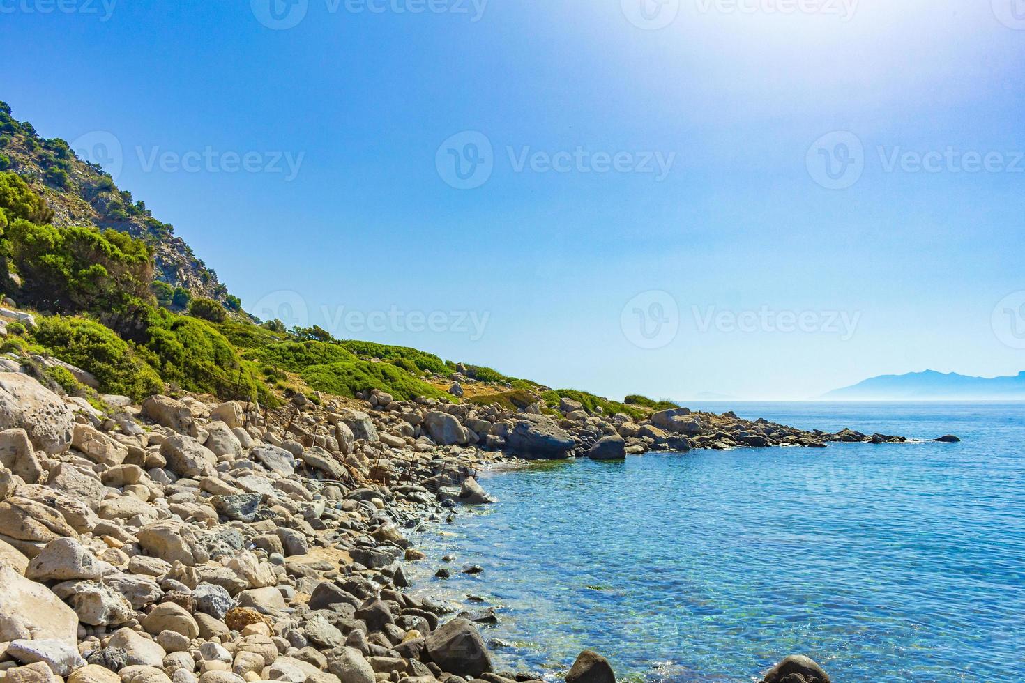 natürliche küstenlandschaften insel kos griechenland berge klippen felsen. foto