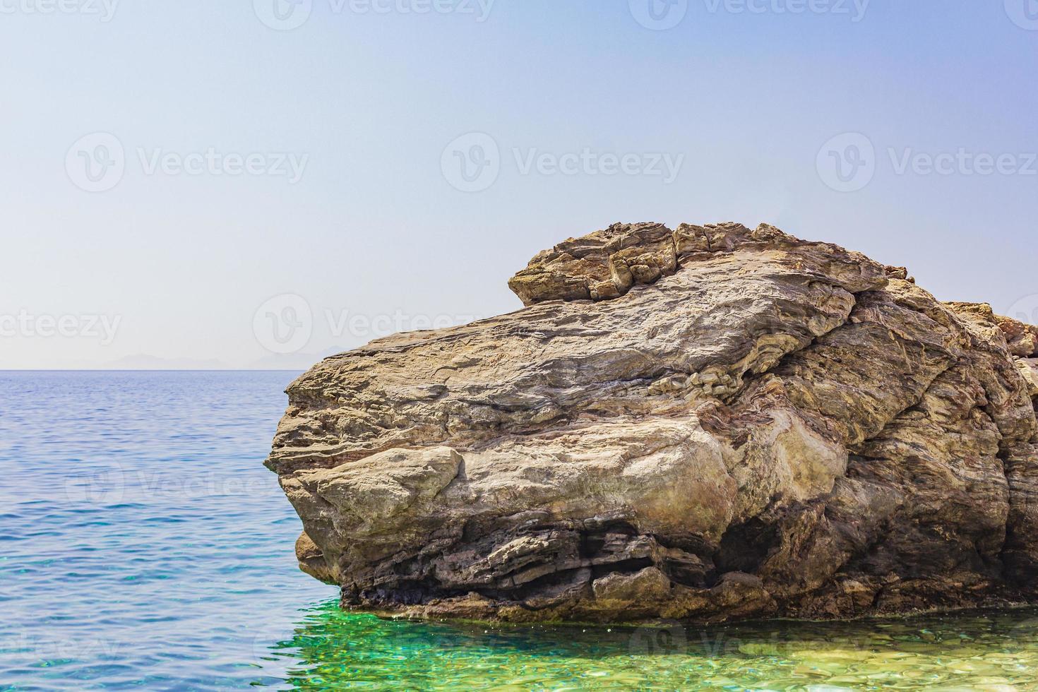 großer felsen in natürlichen küstenlandschaften auf der insel kos griechenland. foto