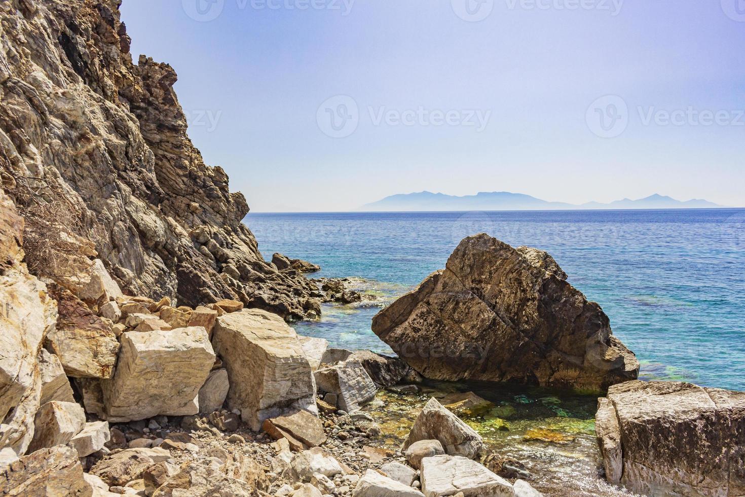 großer felsen in natürlichen küstenlandschaften auf der insel kos griechenland. foto