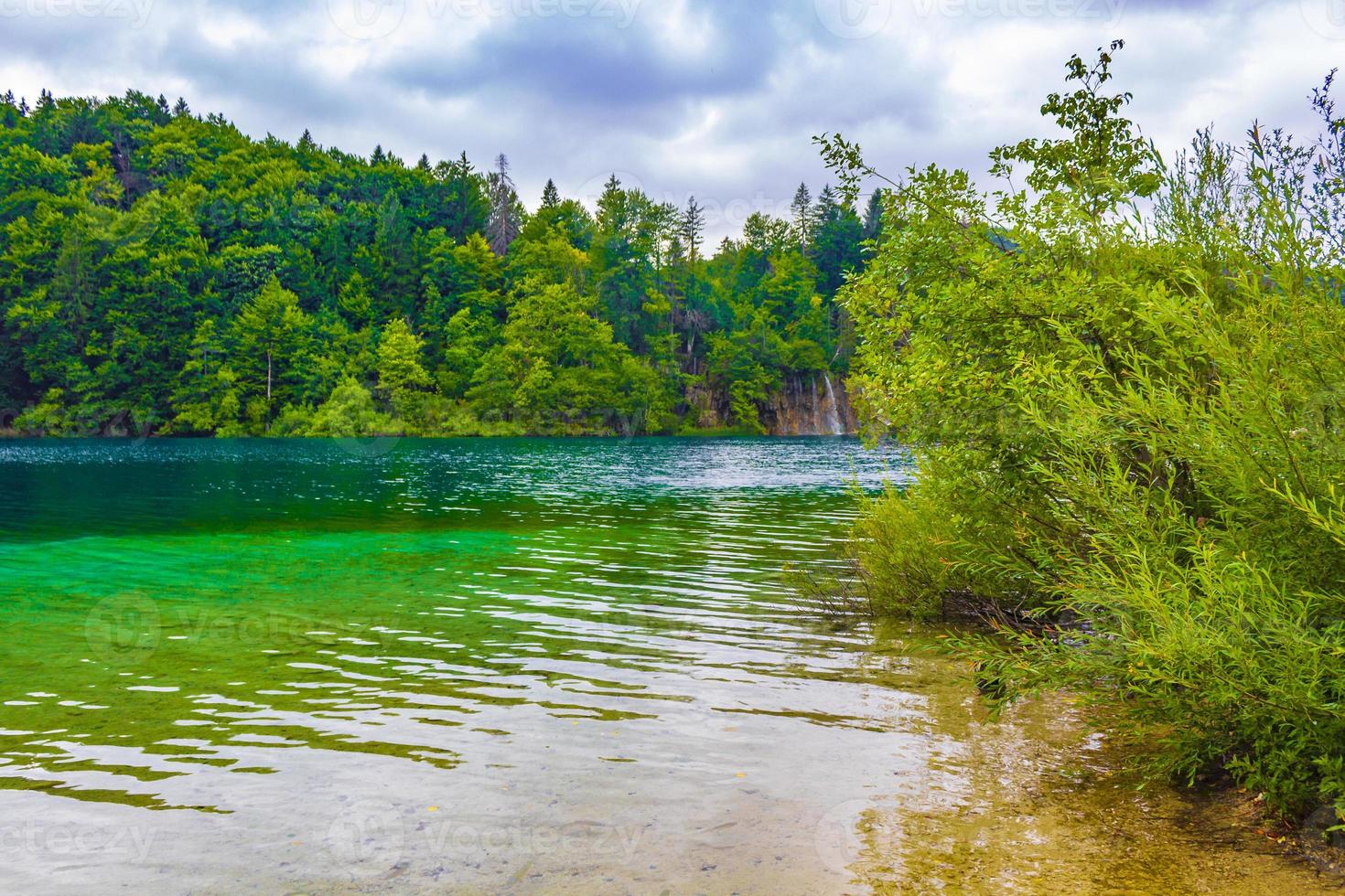 Nationalpark Plitvicer Seen Landschaft türkisfarbenes Wasser in Kroatien. foto