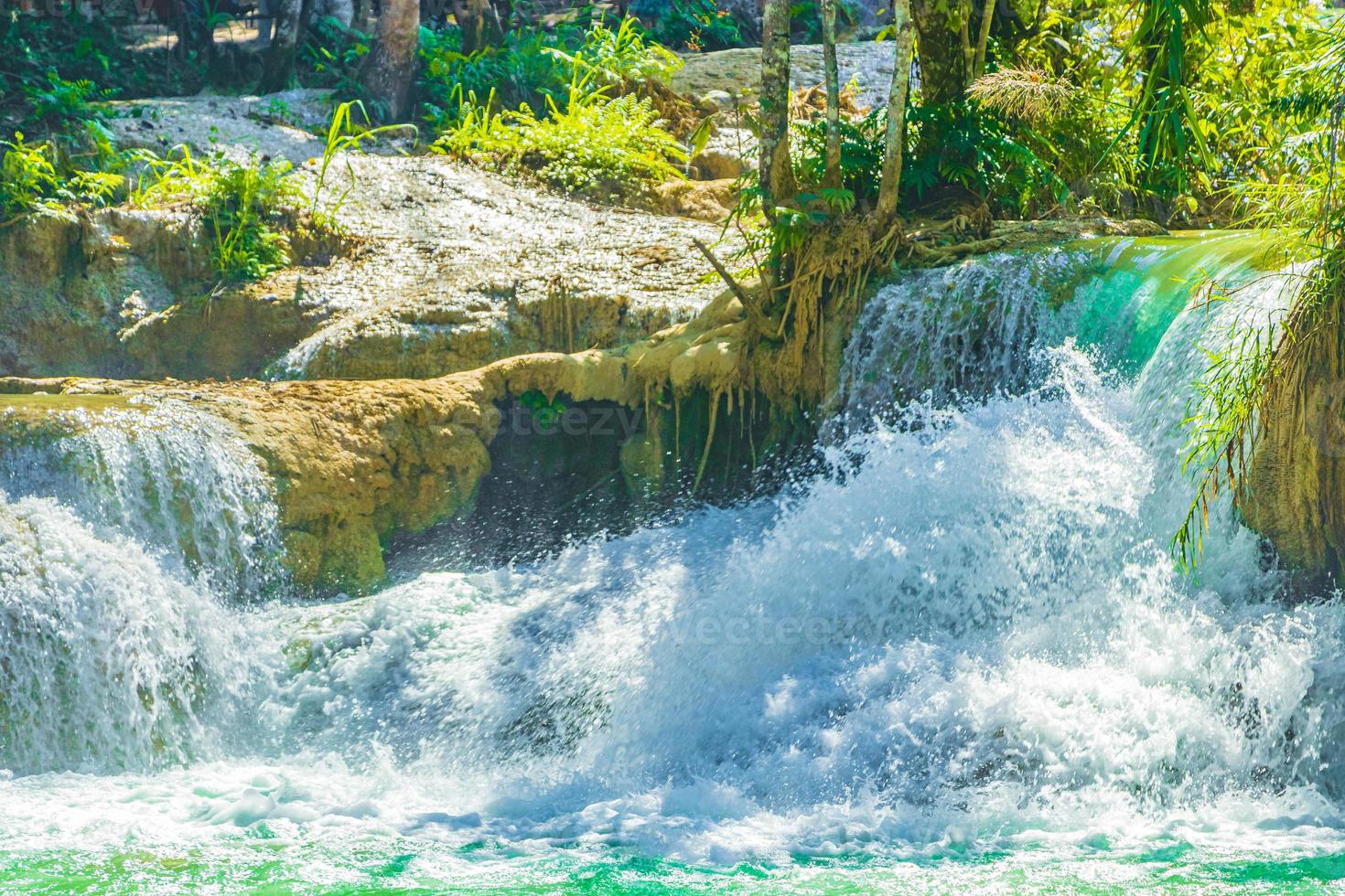 die schönsten wasserfälle kuang si wasserfall luang prabang laos. foto