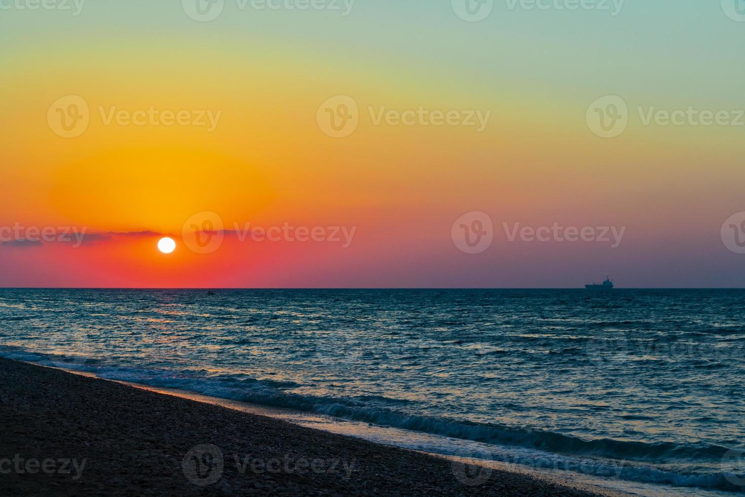 der schönste bunte sonnenuntergang am strand von ialysos rhodos griechenland. foto