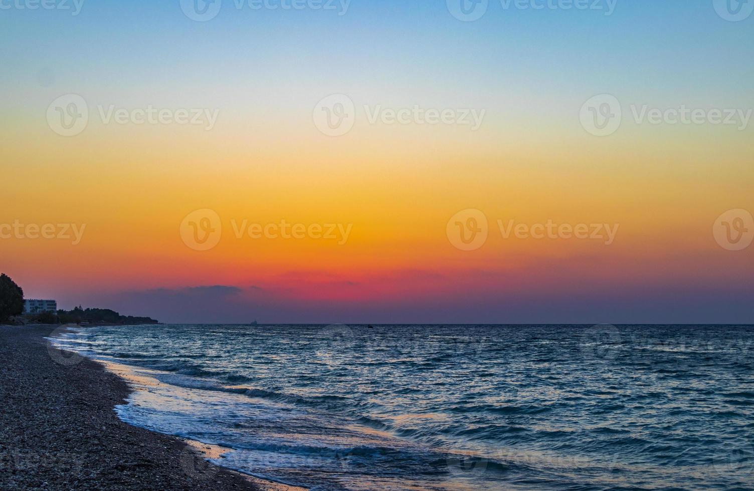 der schönste bunte sonnenuntergang am strand von ialysos rhodos griechenland. foto