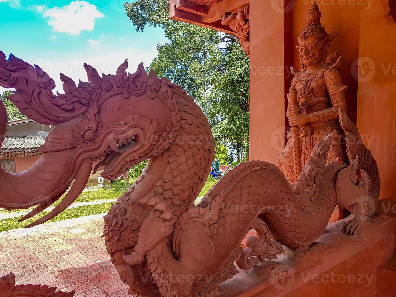 Drachen, Drachenköpfe, Wat Sila Ngu Roter Tempel, Koh Samui Thailand. foto