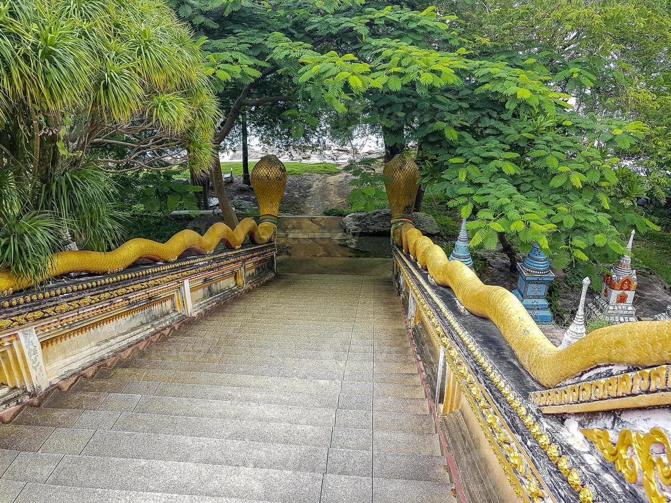 Treppen mit Schlangen, Wat Sila Ngu Tempel, Koh Samui Thailand. foto