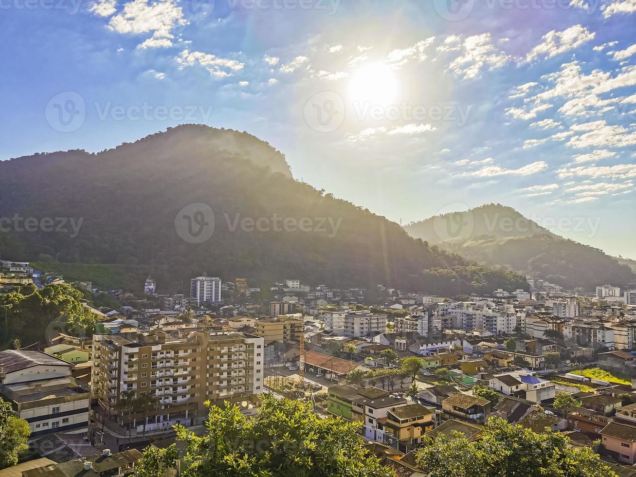 schöner sonnenaufgang über den bergen angra dos reis brasilien. foto