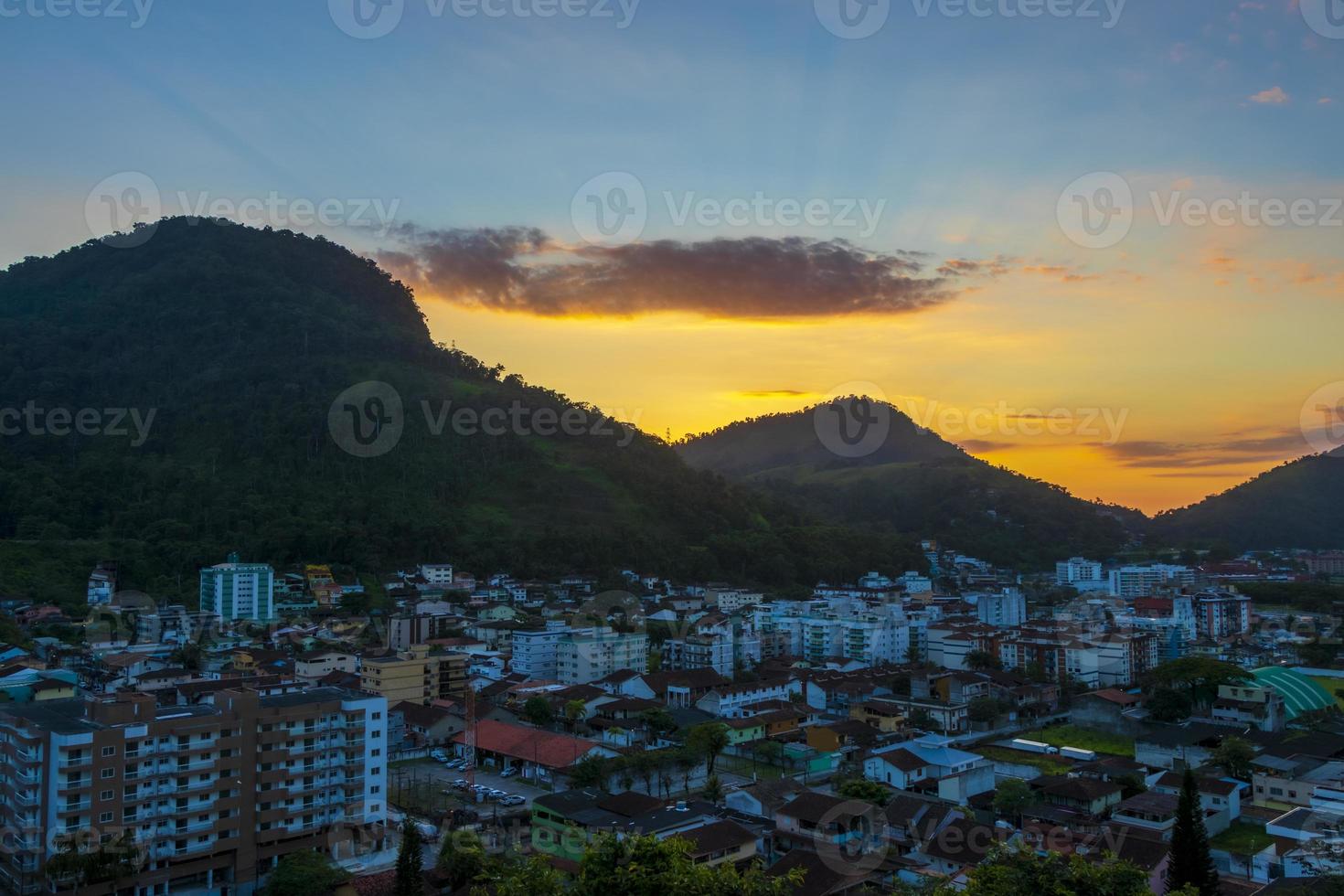 schöner bunter sonnenaufgang über den bergen angra dos reis brasilien. foto