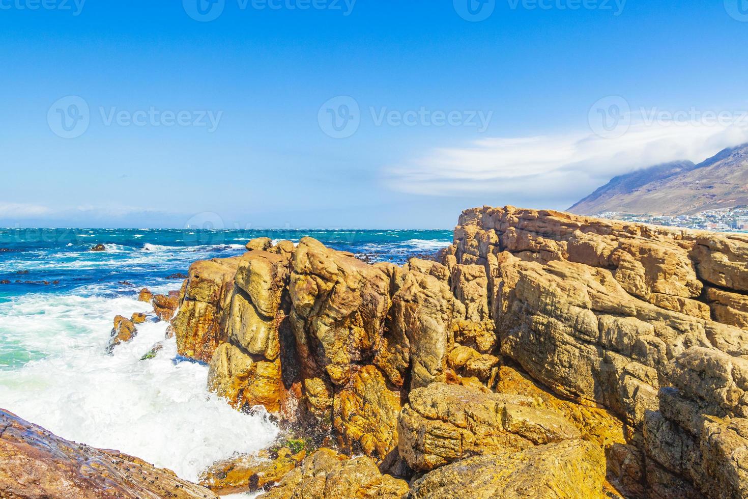raue Küstenlandschaft bei False Bay, Kapstadt, Südafrika foto