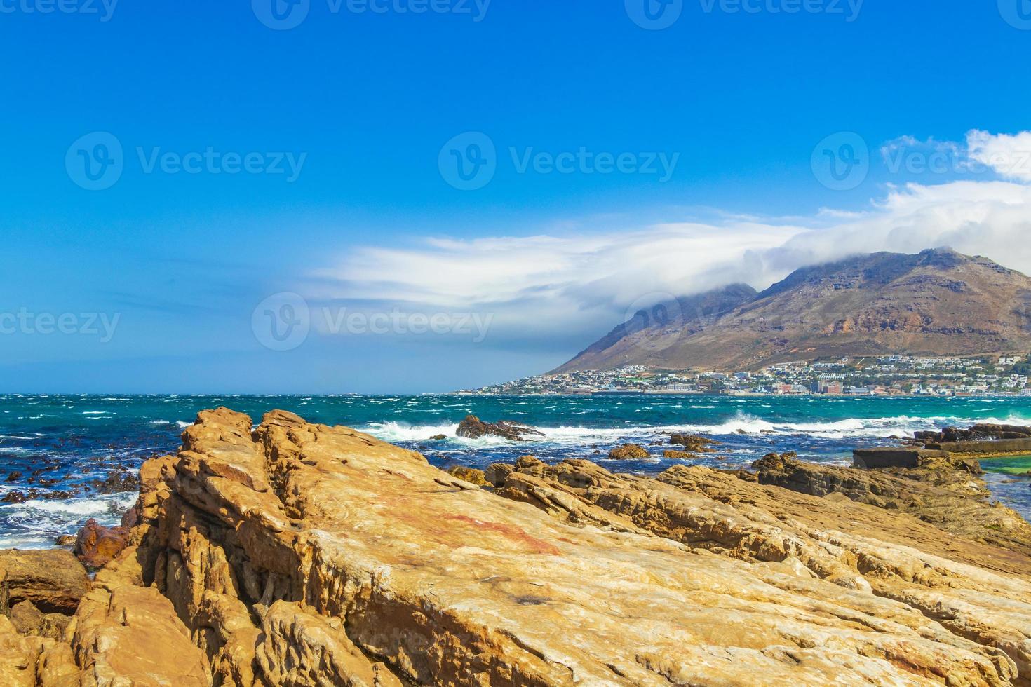 felsige Küstenlandschaft an der falschen Bucht, Kapstadt, Südafrika foto