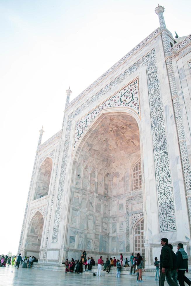 Agra, Indien, 2021 - Leute, die das Taj Mahal . sehen foto