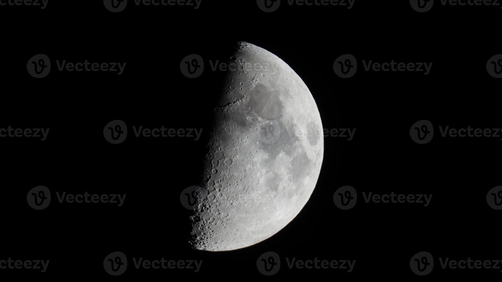 Mond im ersten Viertel mit Teleskop gesehen foto