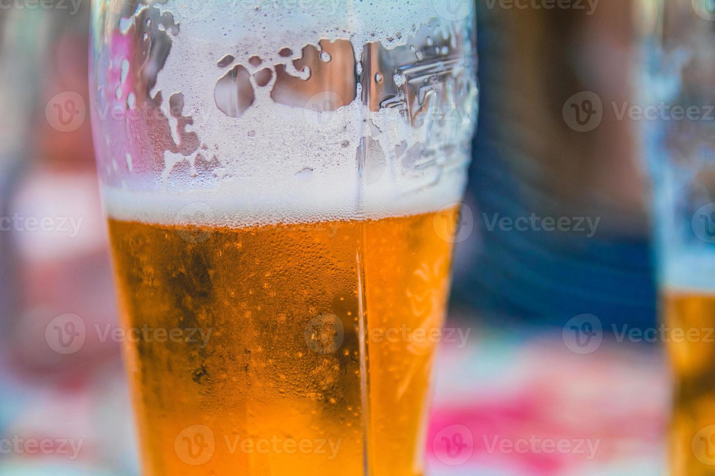 Nahaufnahme auf einem Bierglas in einem Restaurant foto