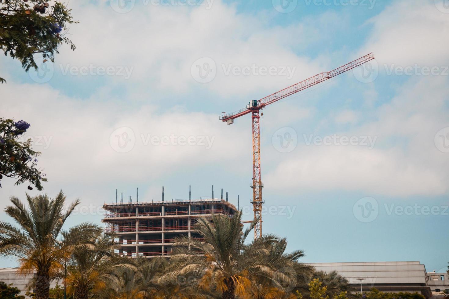 Turmdrehkran auf der Baustelle über blauem Himmel mit Wolken foto