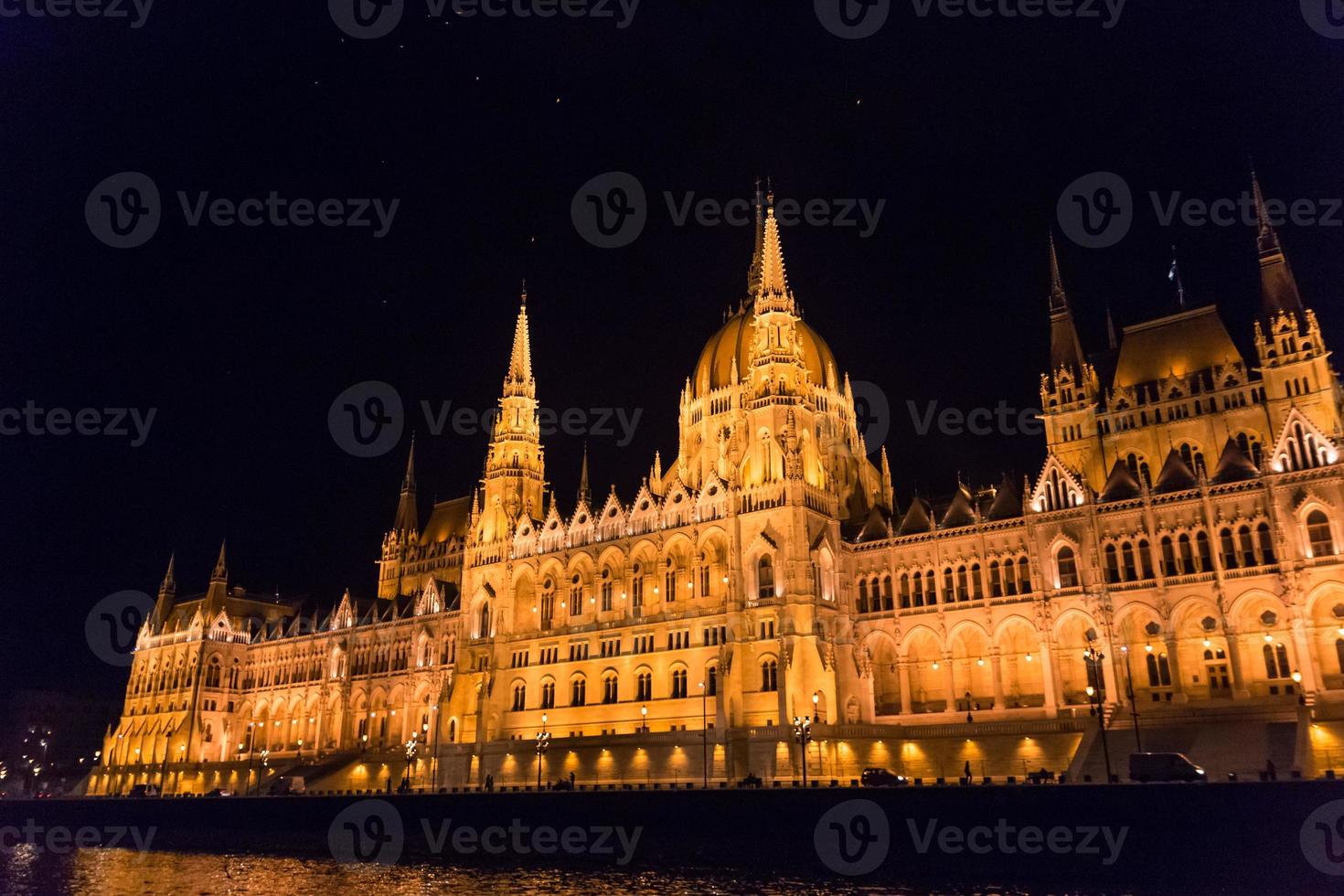 das ungarische parlament bei nacht, budapest, ungarn foto