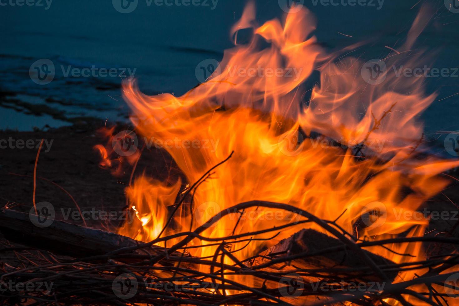 Lagerfeuer in der Dämmerung am Strand foto