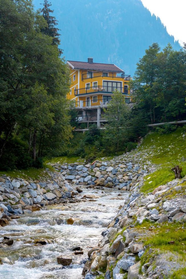 großes Ferienhaus neben einem felsigen Bergfluss. foto