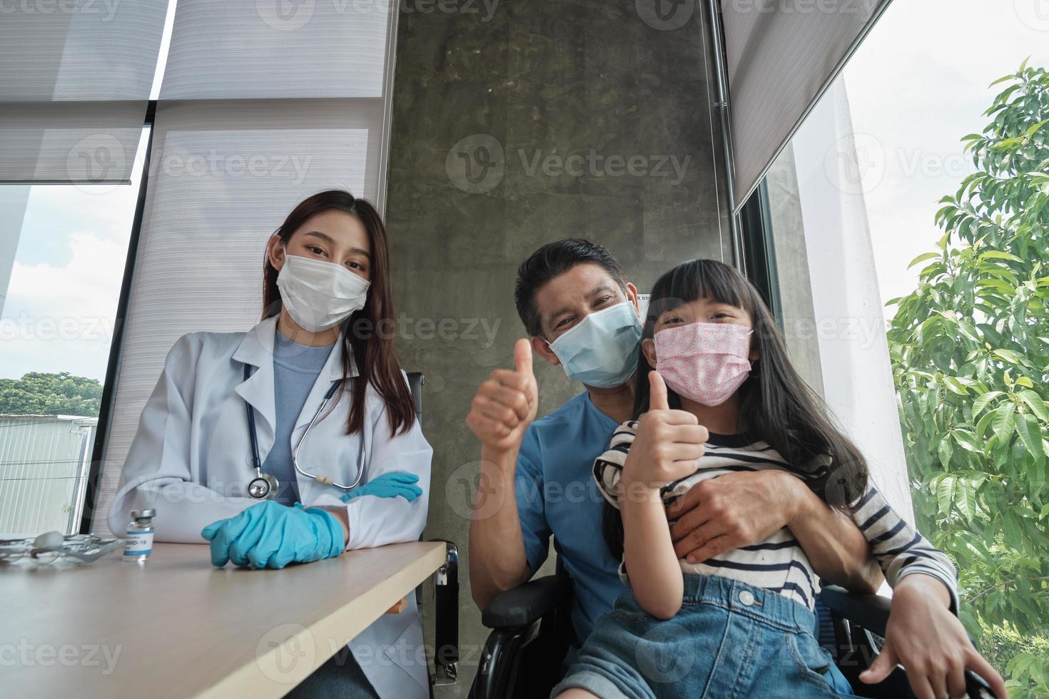 asiatisches Mädchen und Vater, die ein selfie impfen lassen. foto