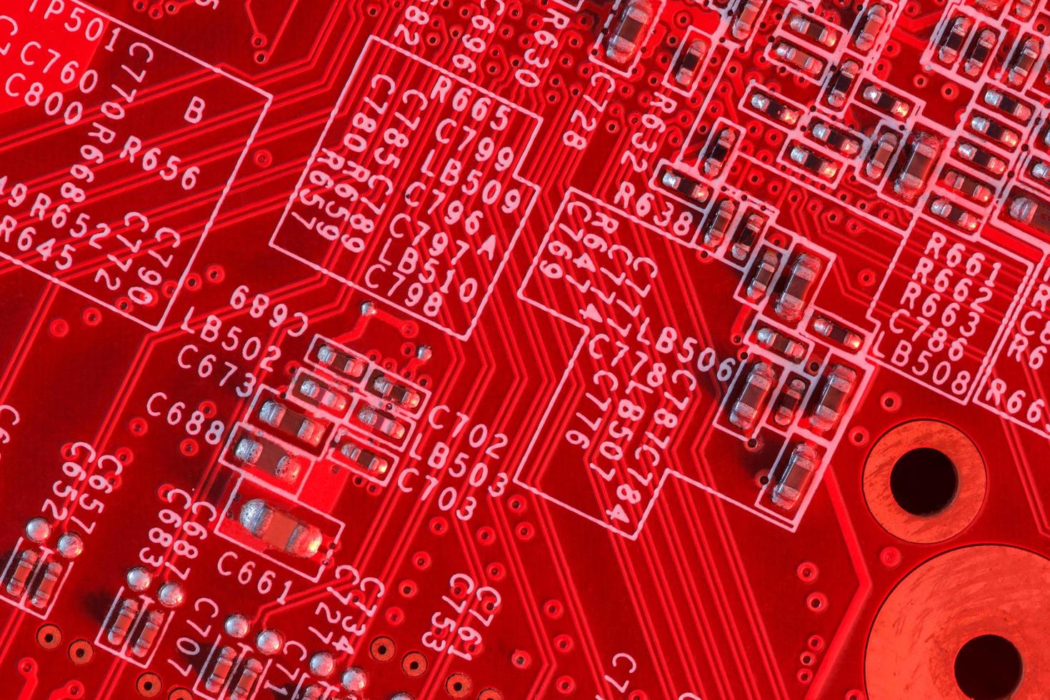 elektronische Platine in rot mit Elektronikkomponenten Draufsicht foto