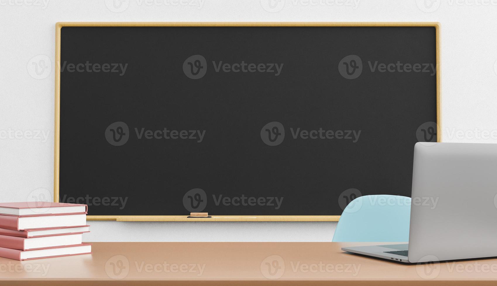 Tafel und Laptop auf dem Lehrertisch foto