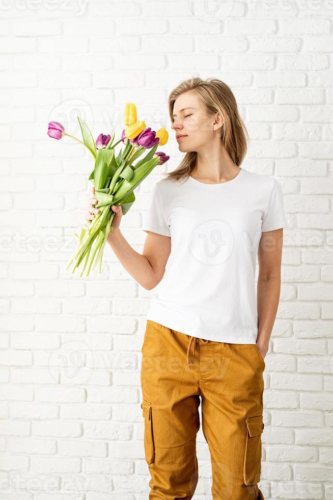 junge Frau trägt leeres weißes T-Shirt mit Tulpenblumen foto