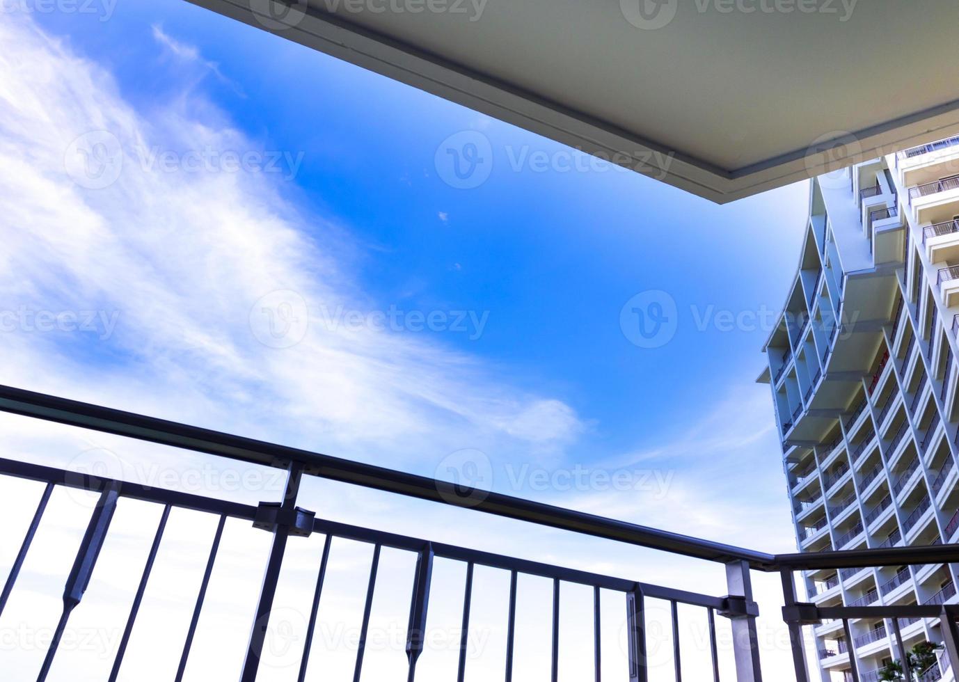 Hochhaus und Blick auf den blauen Himmel vom Balkon foto