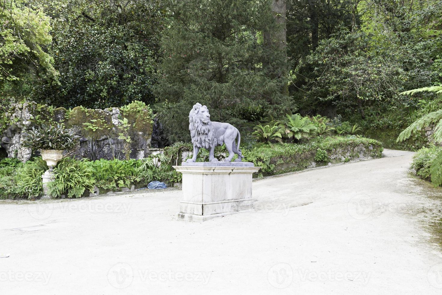 Löwenstatue in einem Garten foto