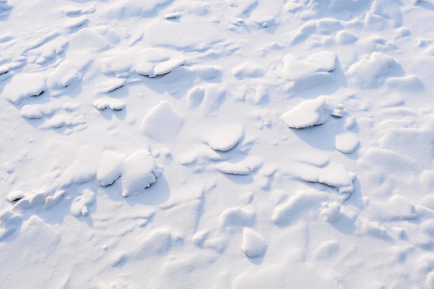 Muster aus sauberem, weißem, strukturiertem Schnee an einem kalten Wintertag foto