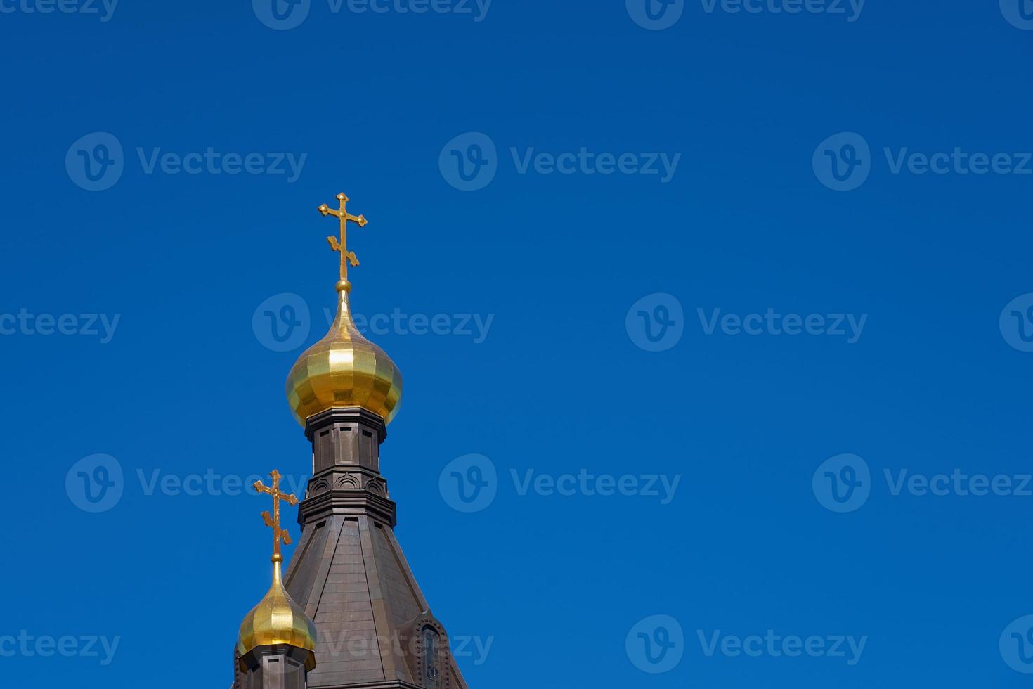 die Kuppel der Kirche gegen den klaren blauen Himmel. foto