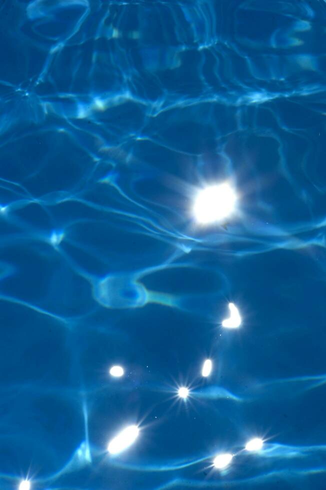 Blau Wasser im ein Schwimmen Schwimmbad foto