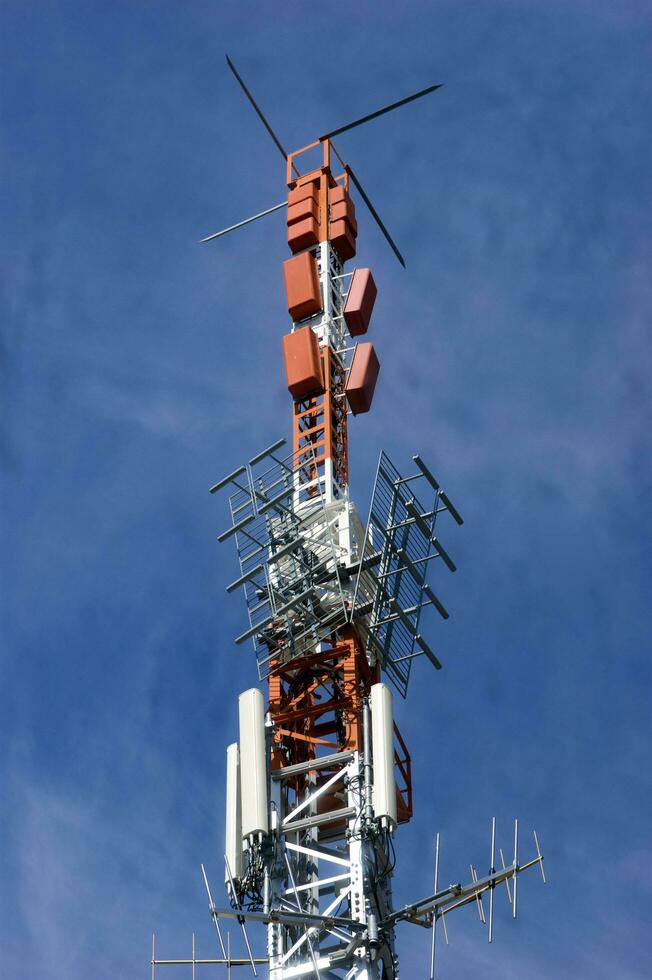 ein Turm mit Antennen foto
