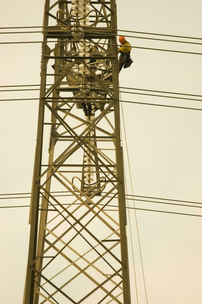 Instandhaltung von ein hoch Stromspannung Pylon foto
