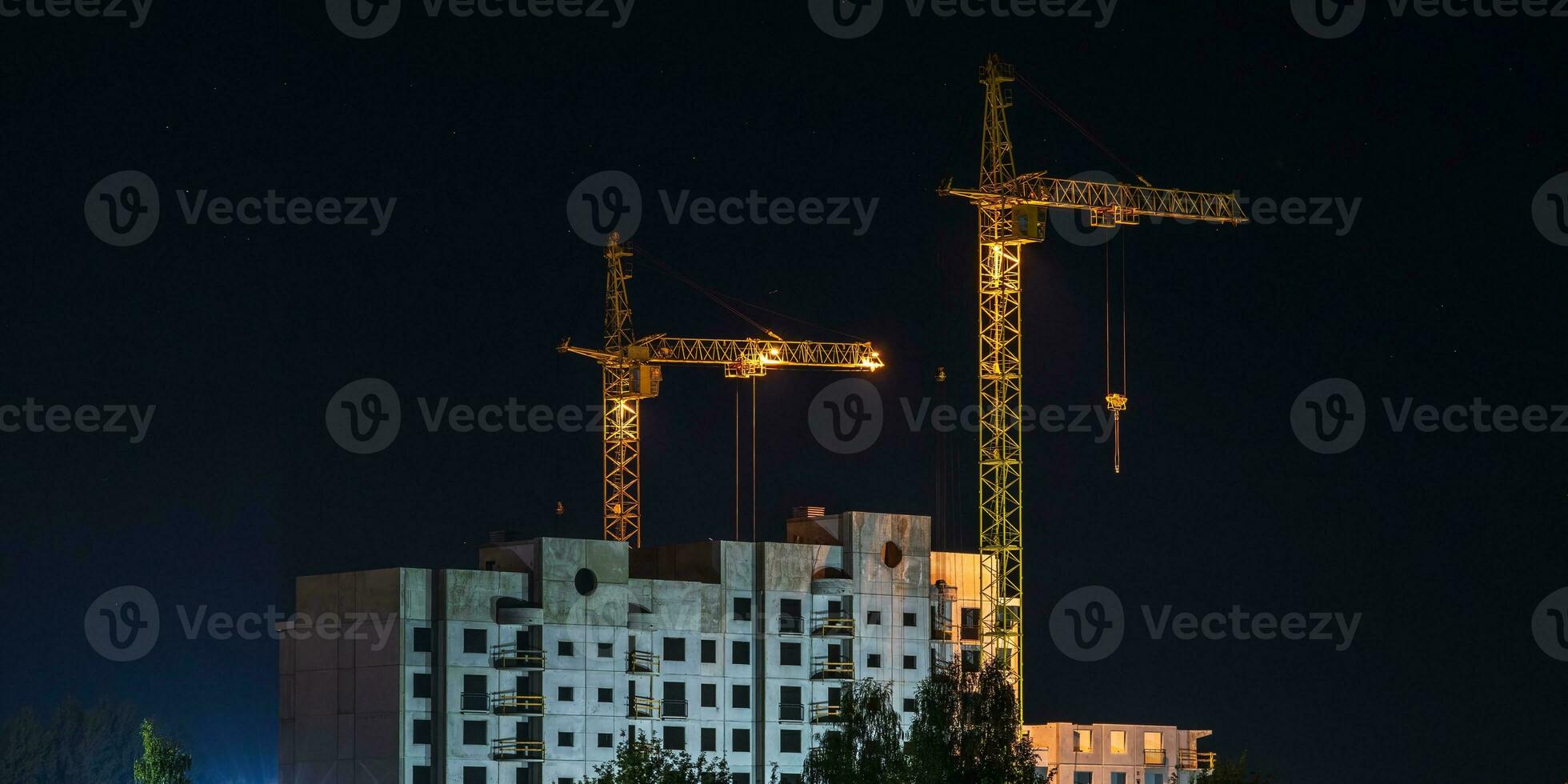 Turm Kräne auf Konstruktion Seite? ˅ beim Nacht, Bereitstellung Gehäuse zum niedriges Einkommen Bürger von dritte Welt Länder foto