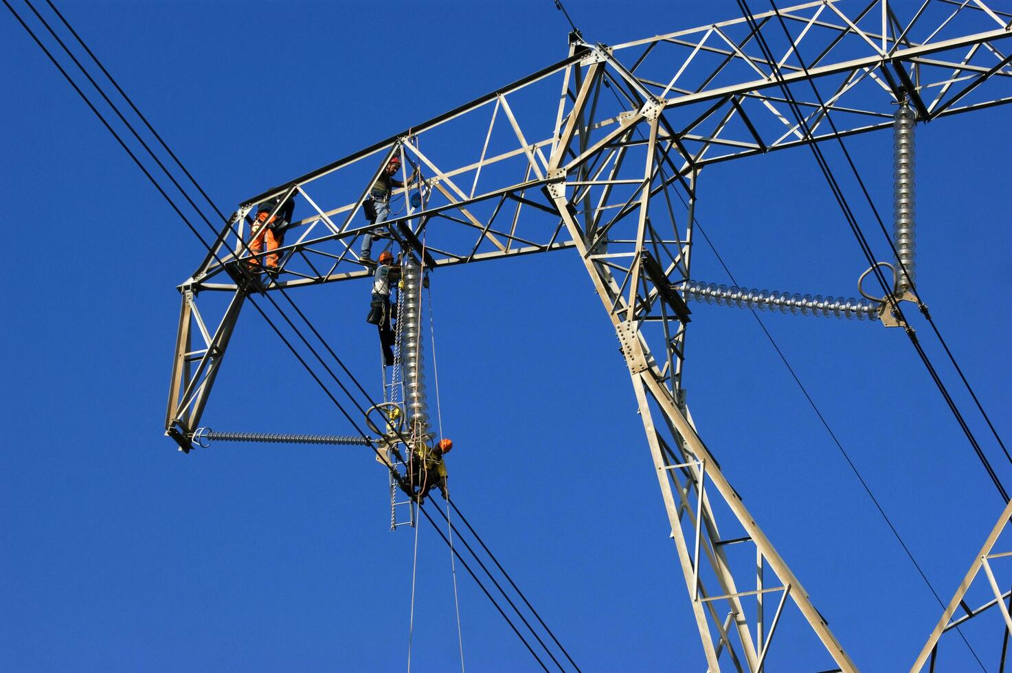 Instandhaltung von ein hoch Stromspannung Pylon foto